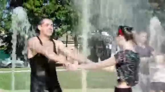 在喷泉里跳舞的夫妻视频的预览图