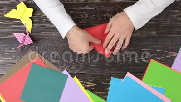 双手用红纸制作折纸花视频的预览图