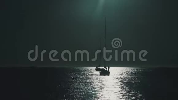 晚上游艇在海上航行日落视频的预览图