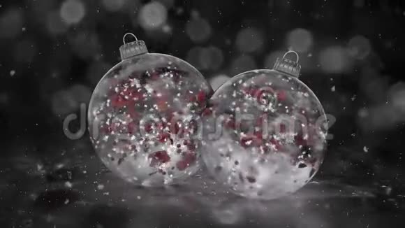 两个旋转的圣诞白色冰玻璃包布雪红花瓣背景环视频的预览图