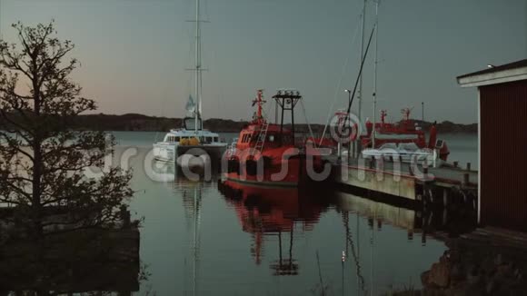 旧北港的游艇和红船视频的预览图