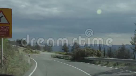 高速行驶在危险蛇纹石道路上的司机的视角视频的预览图