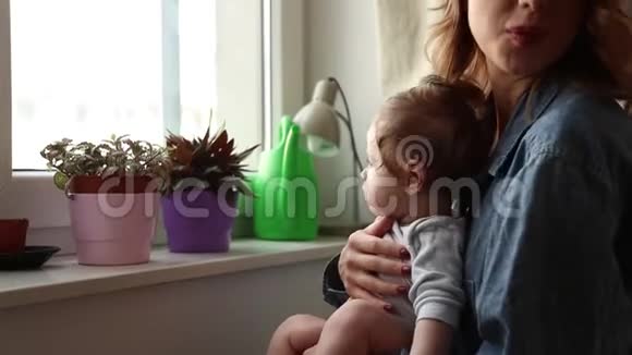 妈妈教宝宝吃草药视频的预览图