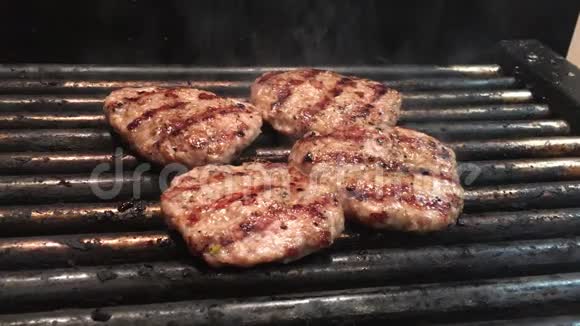 为汉堡煮牛肉和猪肉馅饼烤肉串上烤的肉视频的预览图