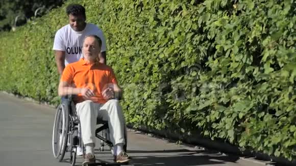 有帮助的印度教志愿者带着轮椅走视频的预览图