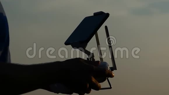 男性手保持一个面板屏幕来控制无人机的飞行视频的预览图