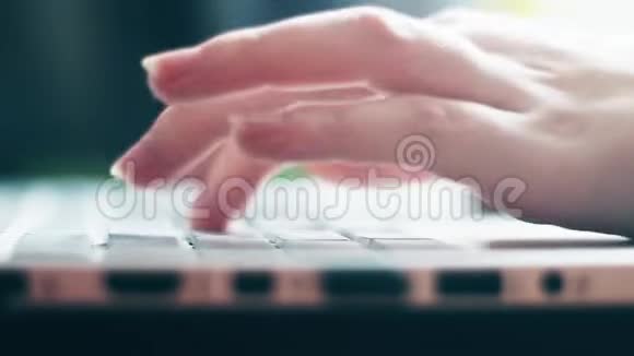 年轻女人的手使用笔记本电脑打字视频的预览图