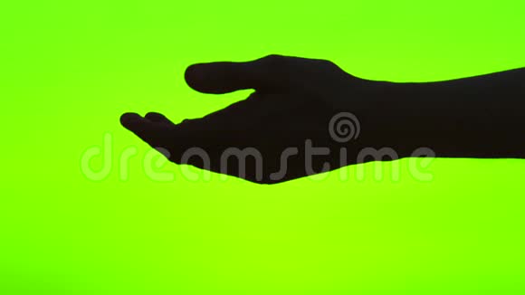 男女双手握在绿色屏幕上提供帮助的朋友视频的预览图