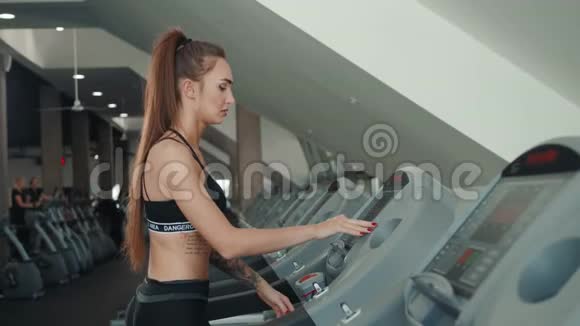 运动女孩女子运动训练女子跑步者在健身房跑步机上跑步视频的预览图
