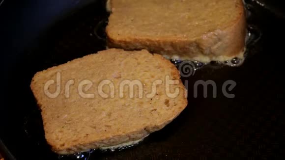 做烤面包做烤面包的厨师法式吐司炒锅视频的预览图