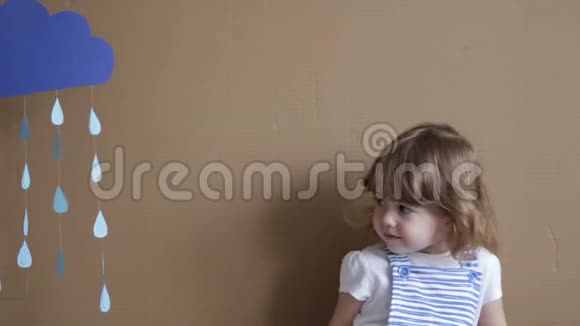 灰色背景下的小女孩玩落状和云视频的预览图