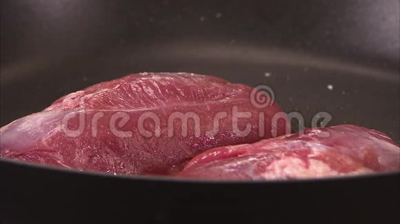 还有两块肉在锅里作响视频的预览图