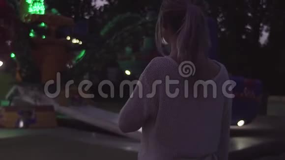 可爱的时髦金发女郎马尾辫在游乐园视频的预览图