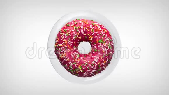 美味的甜甜圈五颜六色的花洒旋转在白色的盘子上甜甜圈特写顶部视图视频的预览图