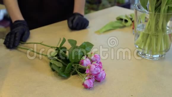 助理协助花艺师制作花束视频的预览图