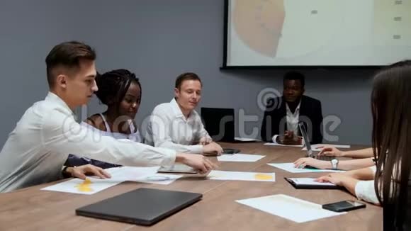 一群富有创造力的多民族经理在会议室的董事会会议上解散视频的预览图