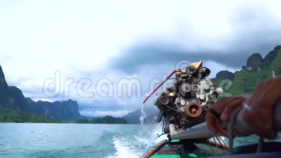 一个船夫的手紧紧地着一个大马达发动机驾驶长尾船视频的预览图