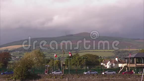 仍然是一条爱尔兰公路和一座有山丘的房子视频的预览图