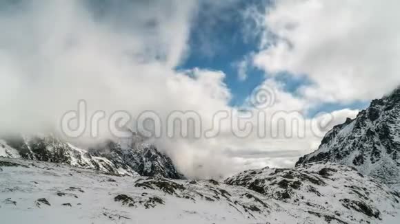 云卷云舒的雪山山谷里麂皮在冬天寻找食物视频的预览图
