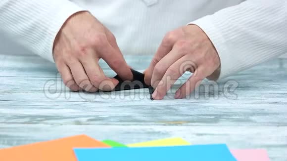 人用黑纸做折纸视频的预览图