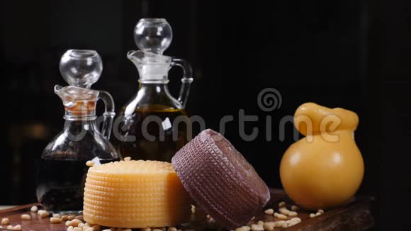 餐厅艺术概念不同种类的硬奶酪放在黑色背景上手上的松子掉下来视频的预览图