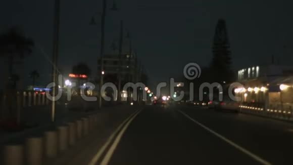 晚上开车去市街左手交通规则观察意外事故视频的预览图