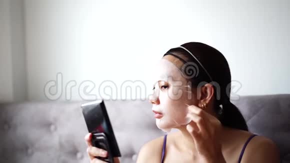 美容面膜在面部治疗妇女视频的预览图
