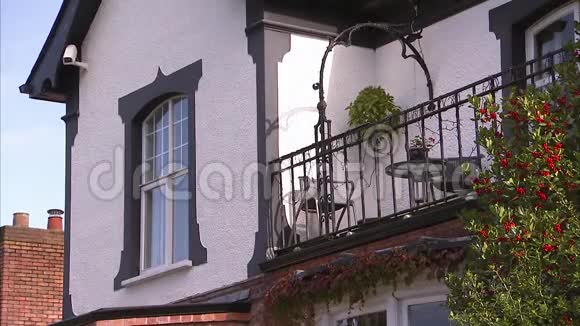 一个带植物的老式阳台拍摄视频的预览图