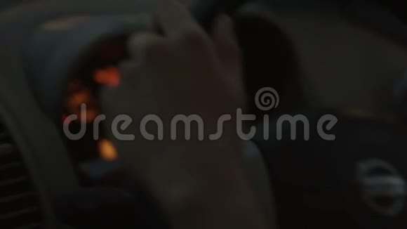 汽车方向盘上男性手的特写有影响力的人驾驶汽车视频的预览图