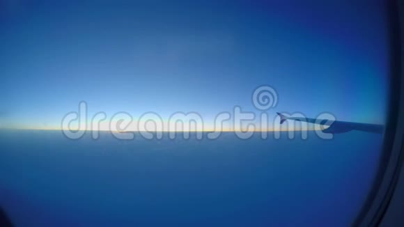 客机以千英尺高飞行太阳从云层中升起视频的预览图