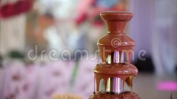 巧克力喷泉甜点食物视频的预览图