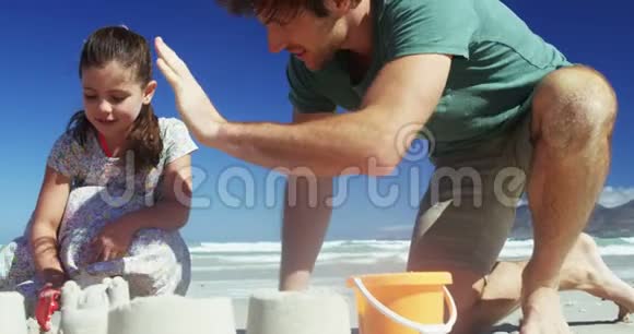 快乐的家庭在海滩上互相击掌视频的预览图