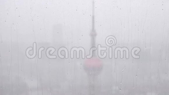 夏季雨水落在窗户玻璃上慢动作4k镜头大雨落在上海外滩地标上视频的预览图