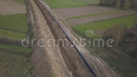 在青山之间铺设天然气管道大型高压钢管准备浸泡在开挖的沟槽中土地工程视频的预览图