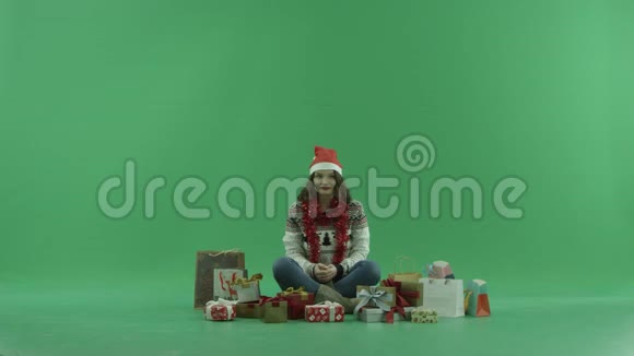 圣诞帽上漂亮的女青年拿到了空的圣诞礼物盒背景色键视频的预览图