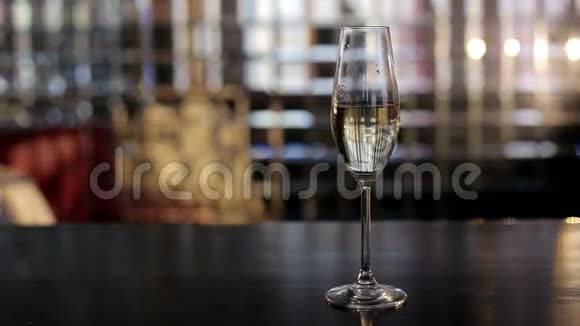 酒吧里一杯香槟背景闪闪发光视频的预览图
