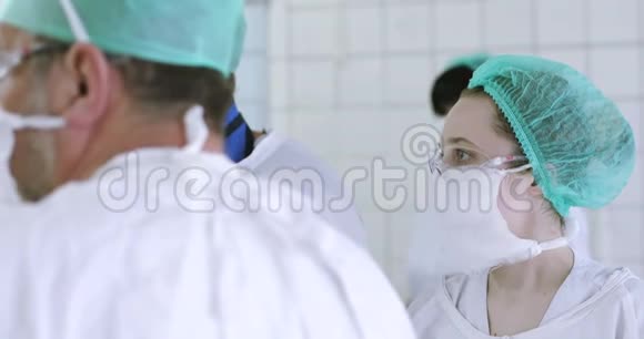 4K队医生穿着军装眼镜和口罩进行手术视频的预览图