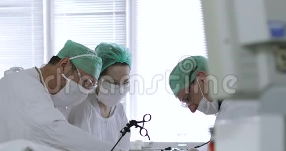 4K护士在手术室注射视频的预览图
