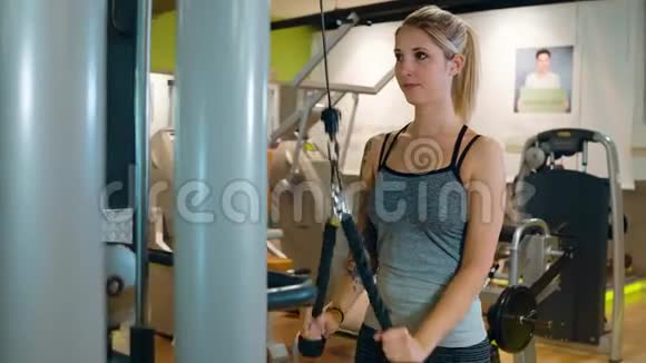 健身房的肌肉训练年轻女孩做运动视频的预览图