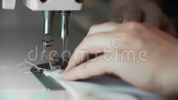 在缝纫机上工作的女性手的特写镜头年轻女性概念设计师在缝纫机上工作视频的预览图