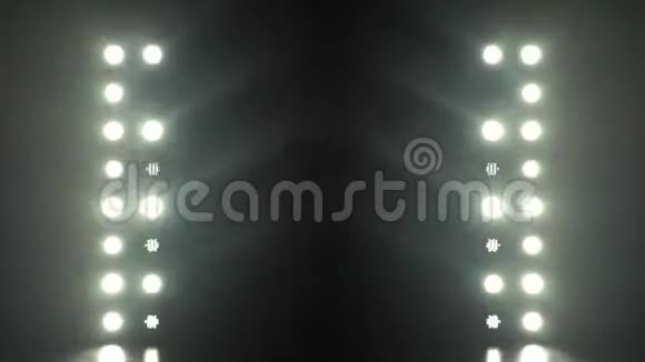 舞台灯光闪烁光线透过烟雾的真实画面视频的预览图