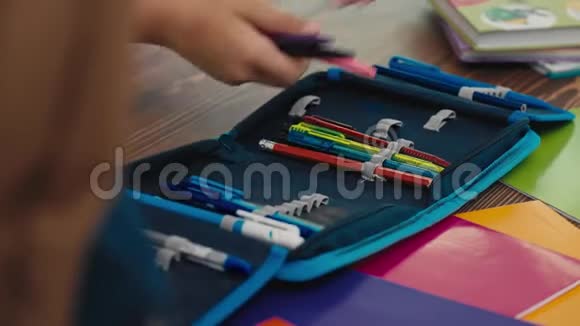 学生把钢笔和铅笔放在铅笔盒里视频的预览图