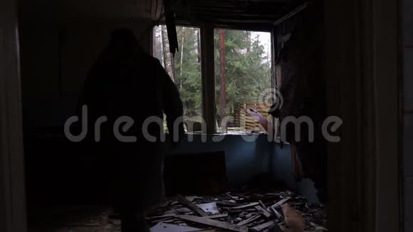孤独的人在废弃的建筑里寻找东西视频的预览图