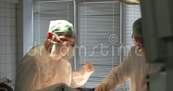 手术室医生打喷嚏视频的预览图