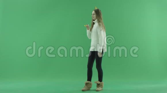 迷人的快乐年轻女人跳舞吹哨子背景上的彩色钥匙视频的预览图