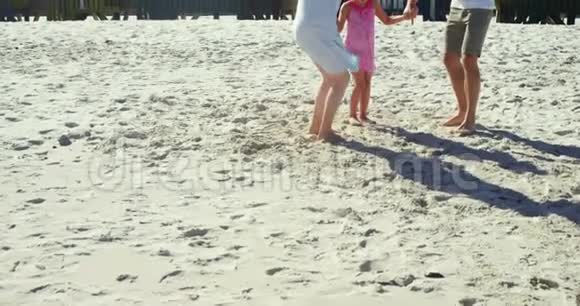 多代家庭在海滩的罗西附近玩耍视频的预览图