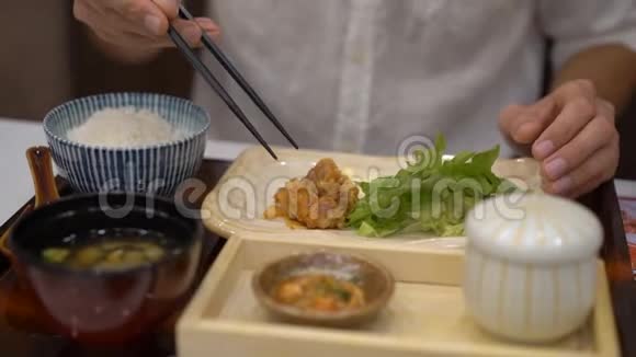 一个年轻人在日韩咖啡厅慢镜头拍摄亚洲美食视频的预览图