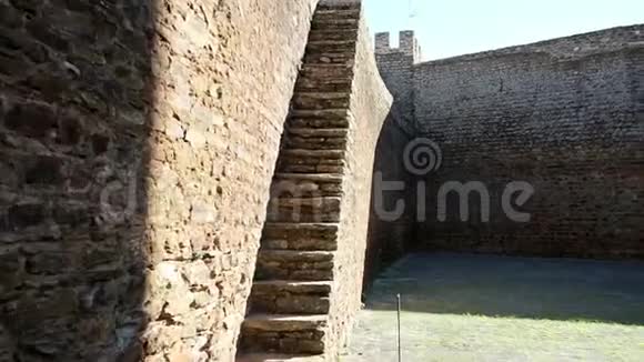 漫步在巴蒂克阿兰德罗城堡视频的预览图