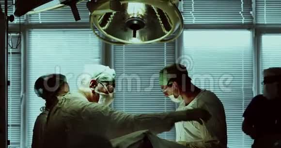 医疗队在医院手术室执行手术视频的预览图