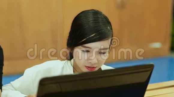 越南女孩正在给他女朋友看笔记本电脑上的东西视频的预览图